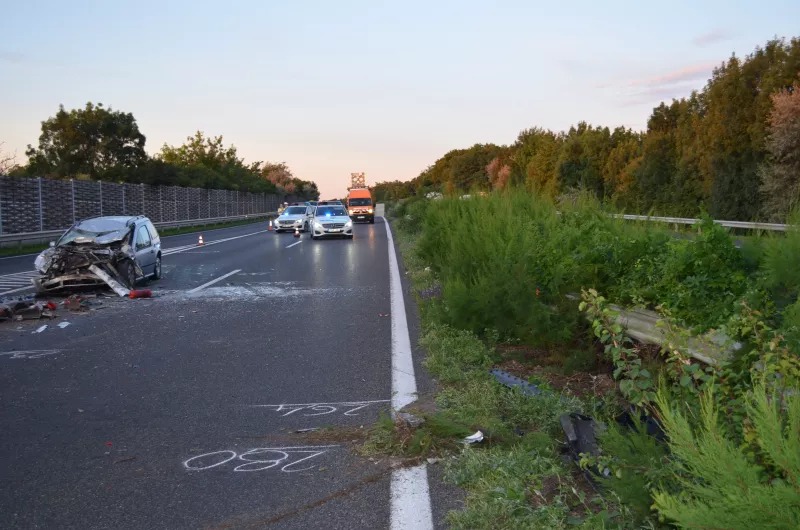 Figyelje a közúti jelzéseket, útirányjelző táblákat, hogy újratervezhesse útvonalát! Ha hírt kap arról, hogy Önhöz közel a forgalommal szemben halad egy jármű, őrizze meg a nyugalmát és csökkentse a sebességét! Növelje a követési távolságot a saját és az Ön előtt haladó autó közt, majd soroljon be a külső sávba és ne kezdjen előzésbe! Ha lehet, várakozzon a legközelebbi benzinkútnál vagy pihenőhelynél, amíg elmúlik a veszély!