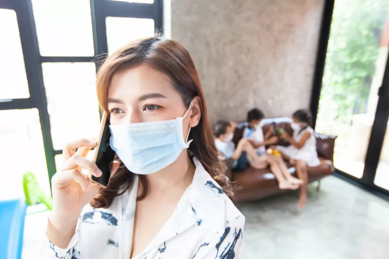 Továbbra is alapelv, hogy az a szülő, akinek a gyermeke koronavírus-fertőzés tüneteit mutatja, az telefonon hívja fel a háziorvost, vagy gyermekorvost, és ne vigye a rendelőbe a gyermeket. Amennyiben az orvos véleménye szerint a gyermeknél fennáll a fertőzés gyanúja, akkor az orvosnak a Nemzeti Népegészségügyi Központ által kiadott eljárásrend alapján kell eljárnia és kezdeményeznie kell a laboratóriumi vizsgálatot. Ennek eredménye határozza meg a további intézkedéseket.