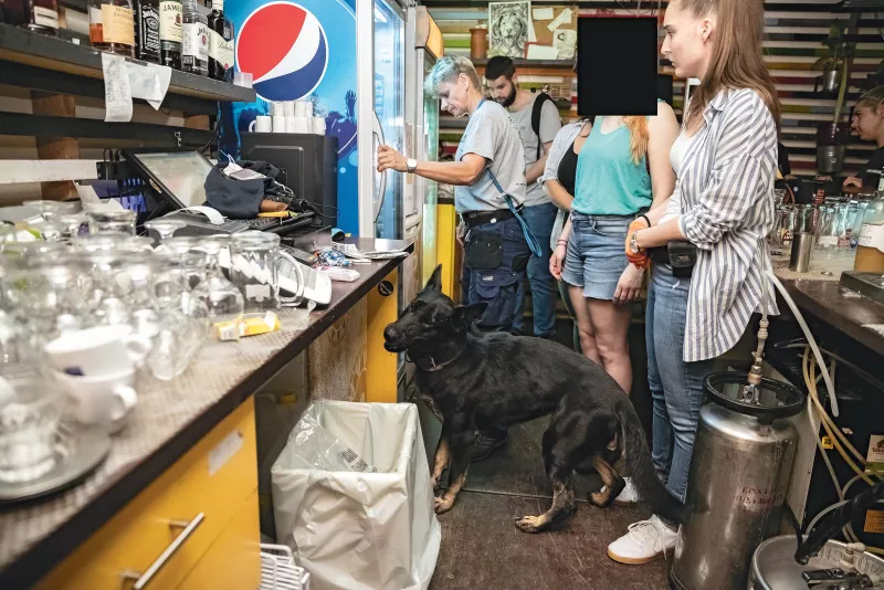 A rendőrök drogokat is kerestek a szórakozóhelyeken. 