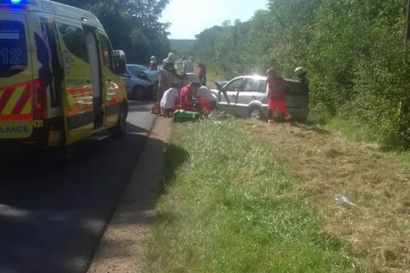 Egy Opel típusú személygépkocsi közlekedett Szekszárd irányából Tamási felé, amikor eddig ismeretlen okból áttért a menetirány szerinti bal oldalra, és összeütközött a szemből közlekedő Ford típusú autóval. 