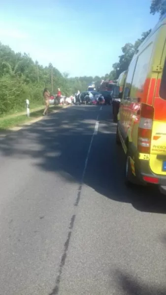 A balesetben hárman olyan súlyosan megsérültek, hogy a helyszínen életüket vesztették. Kettő személyt a mentők kórházba szállítottak.