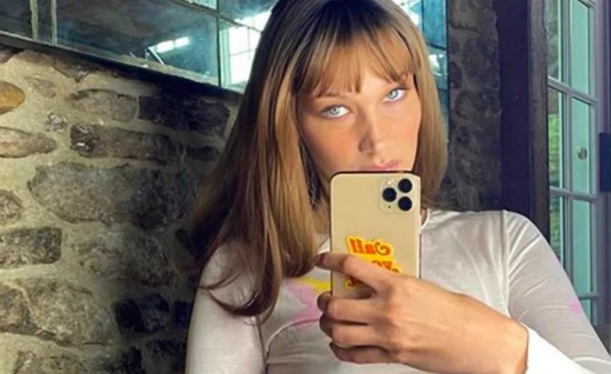 Meztelenruhában flangált New Yorkban Bella Hadid! A maszkja meg botrányos... - Fotók