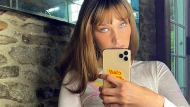 Meztelenruhában flangált New Yorkban Bella Hadid! A maszkja meg botrányos... - Fotók