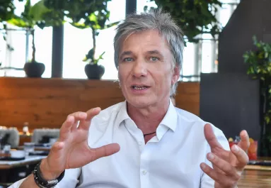 Tragikus hírt közölt: gyászol Bochkor Gábor!