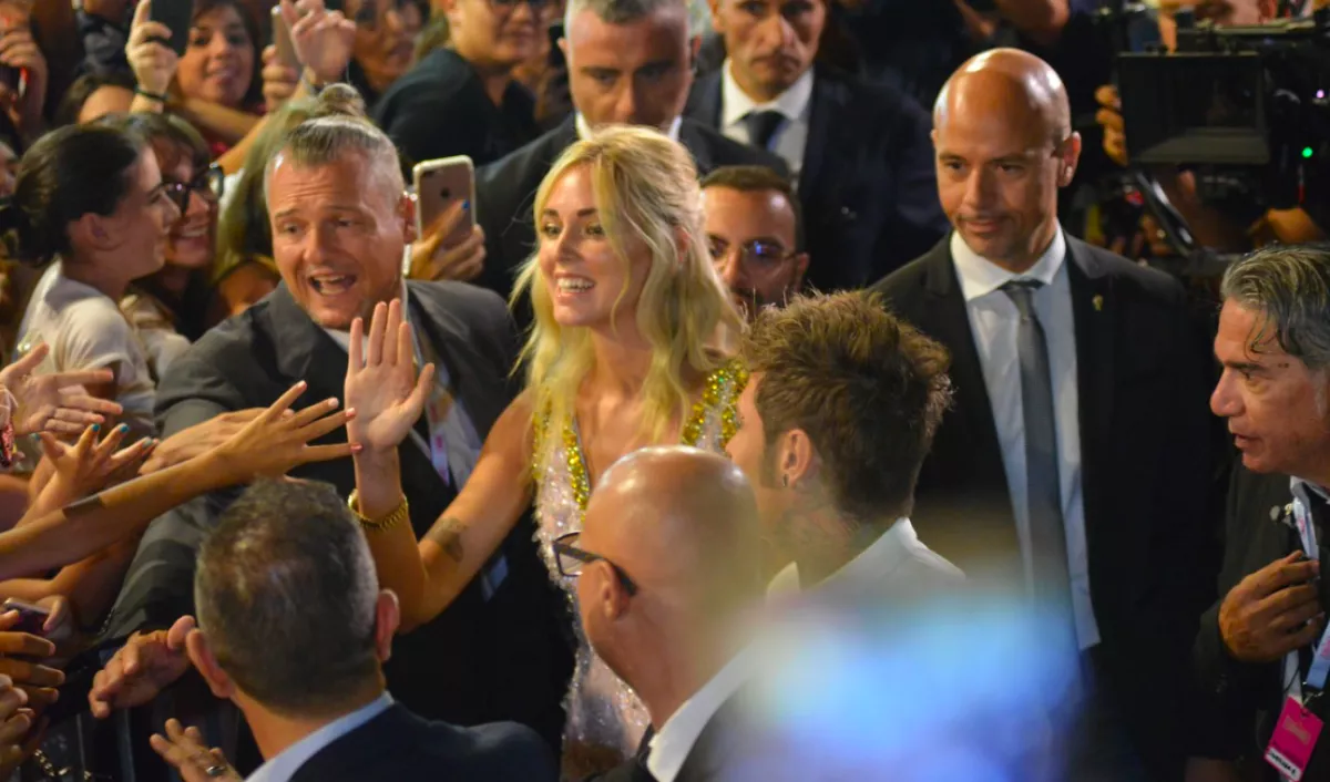 Történelmet írt ezzel a 3 menyasszonyi ruhájával a sztármodell! - Fotók