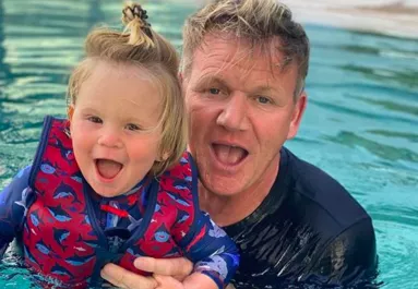 Gordon Ramsay medencéje sokaknál kiverte a biztosítékot! - Fotók