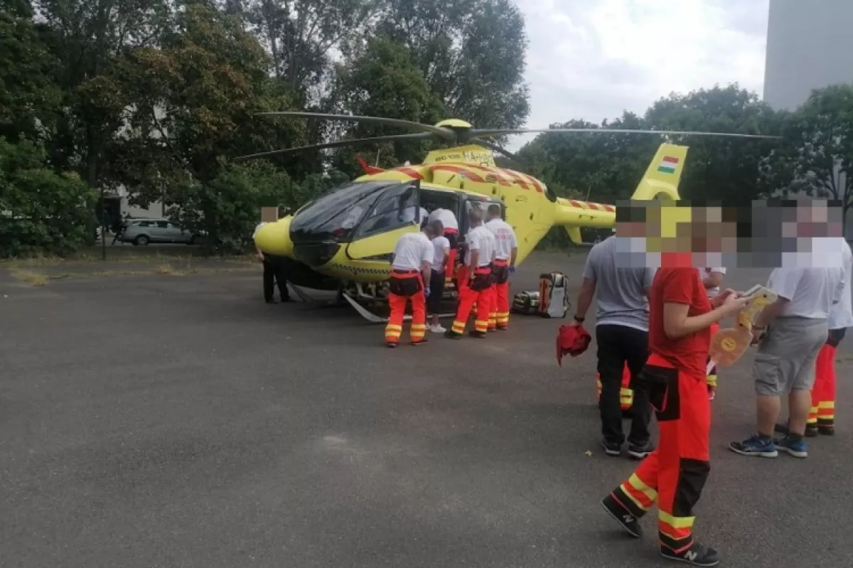 Tragédia: 21 hónapos csecsemő zuhant ki a harmadikról Szekszárdon!