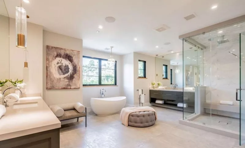 Ez a fürdőszoba több mint kielégítő, akár egy babának is. Bizony, a pár öt hónapja van együtt, már jegyben jár, sszeköltözik, fel kell készülnünk rá, rövidesen itt esküvő és baba is lehet. De nem lesz ez gyors Deminek, aki alig két éve még a démonjaival küzdött?