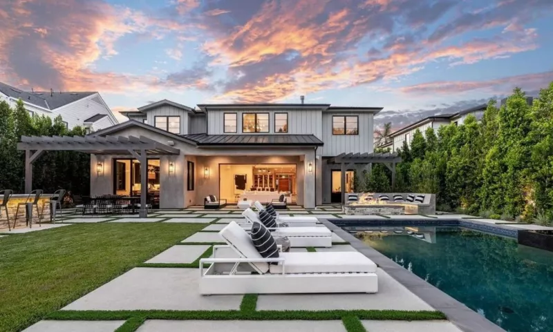 Alig 7 millió dollárért, azaz kétmilliárdért vette ezt a házat Demi Studio City-ben, azaz a Hollywood-i nyüzsgést a szinte vidéki életre cserélte. De érdemes ide benézni.