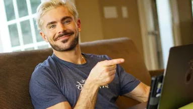 Hoppá! Ez a 25 éves pincérlány Zac Efron új párja! - Fotók