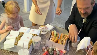 Gyorsétterem, 60 éves ruha - Őrült esküvőn kelt egybe a sztárpár! - Fotók