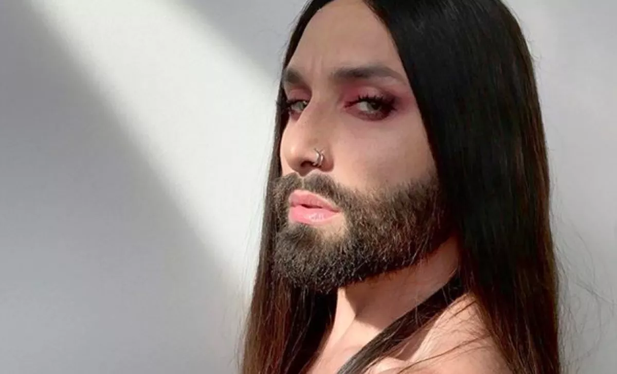 KIDERÜLT: ezért változott át csillámpónivá Conchita Wurst! - Videó