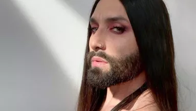 KIDERÜLT: ezért változott át csillámpónivá Conchita Wurst! - Videó