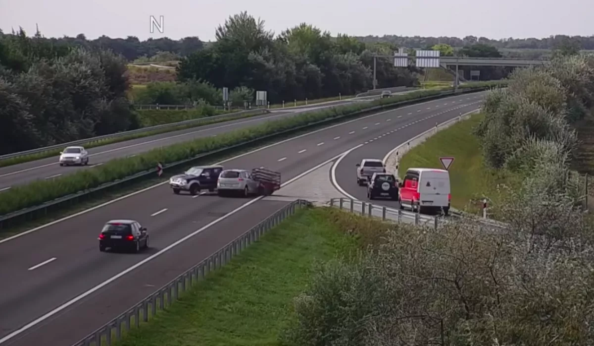 HORRORVIDEÓ: gyerekeket szállító autó csapódott egy furgonba az M3-ason! 