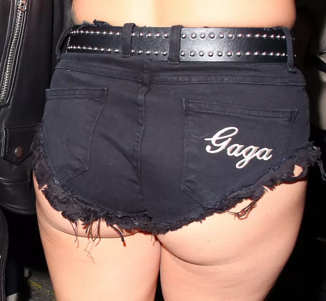Lady Gaga viselte már ezt a nadrágot, ez a kép az egyik bizonyítk róla. Mi a véleményetek?