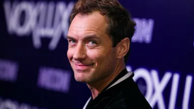 Láttad már Jude Law 19 éves lányát? Bepasizott - Fotók