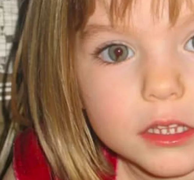 Madeleine McCann egyik ismertetőjegye a jobb szemén látható kolobóma, ami a szivárványhártya egy ritka deformációja: pupillájából sötét csík húzódik a szeme aljáig. Ezen a képen jól látható, a nő is erről ismerte fel.