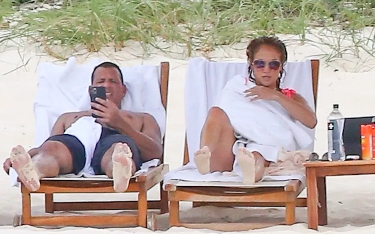 Paparazzi: így néz ki az 51 éves J-Lo retus nélkül, bikiniben! - Fotók