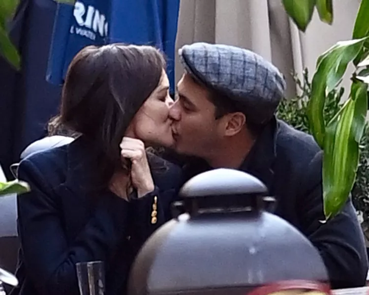 ...sőt, nyilvánosan váltanak forró csókokat, mindezt annak tudatában, hogy pontosan tudják, fotósok járnak a nyomukban. És közben Emilio exe? Mutatjuk őt is.
