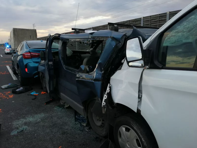 Kettő személygépkocsi, kettő kisbusz és egy kisteherautó ütközött össze szerdán délután az M5-ös autópálya 50-es kilométerénél, Örkény közelében. 