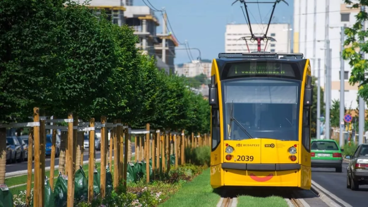 Másfél kilométeren át húzta magával a férfit az 1-es villamos - szörnyethalt!