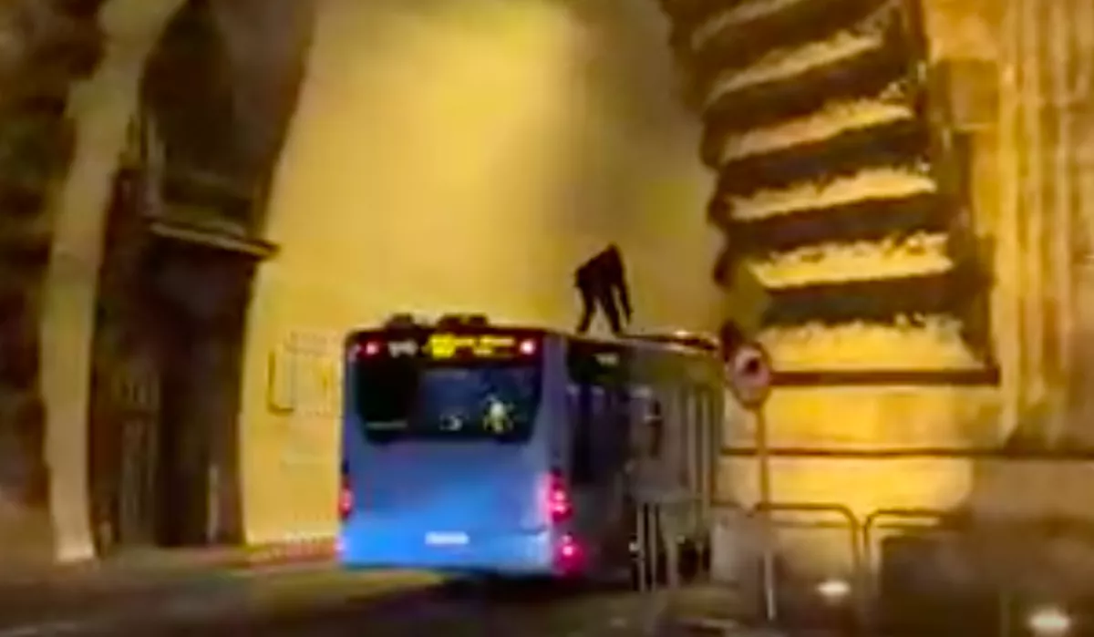DÖBBENETES VIDEÓ: állva utazott a 105-ös busz tetején egy férfi!