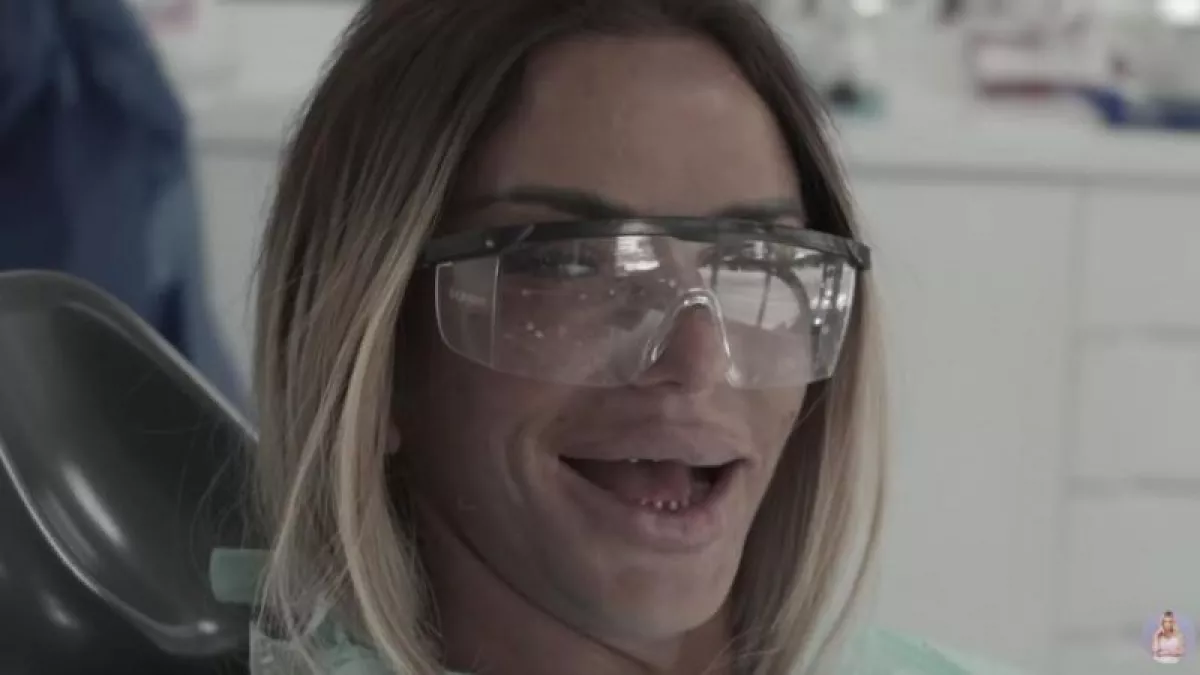 Fogai sincsenek a világhírű modellnek, most ismét rajta röhög a világ - Fotók