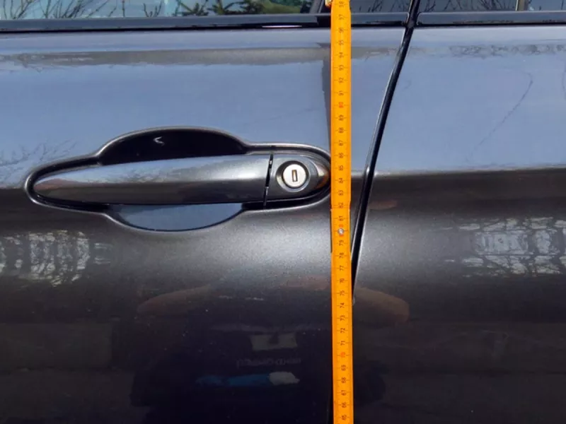 A következő éjjel – hasonló zsákmány reményében – visszatért az üzem területére, ekkor készpénzt tulajdonított el. Néhány nappal később egy másik vállalat telephelyét célozta meg: itt többek között egy autó indítókulcsát vette magához. A fiatal szeptember 21-én egy lakóház udvaráról kerékpárt emelt el.