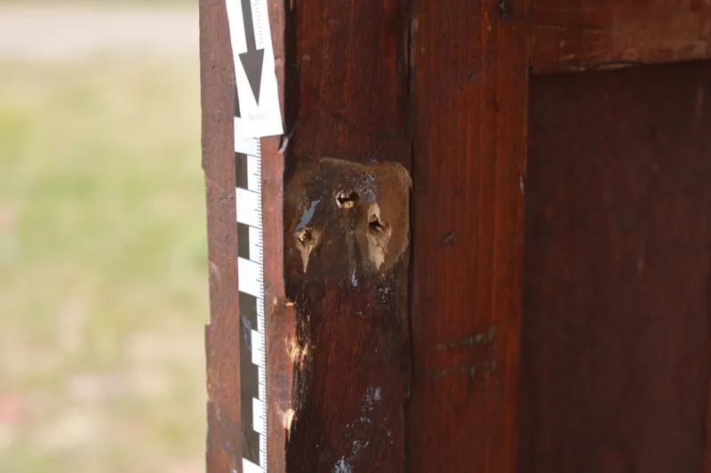 A tinédzser nem ismeretlen a rendőrök előtt: a gyanú szerint szeptemberben több bűncselekményt is elkövetett. Szeptember 16-án egy cég telephelyére mászott be, és onnan közel 400.000 forint értékben vitt el szerszámgépeket, készülékeket.