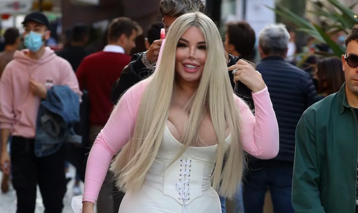 LESIFOTÓK: Szerelmes a néhai Ken baba, nem akárkivel vívott csókcsatát!