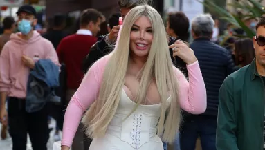 LESIFOTÓK: Szerelmes a néhai Ken baba, nem akárkivel vívott csókcsatát!