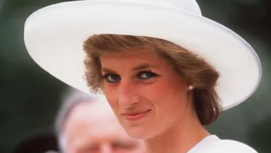 Mindenkinek leesett az álla:  itt az első kép a Netflix Diana hercegnőjéről!