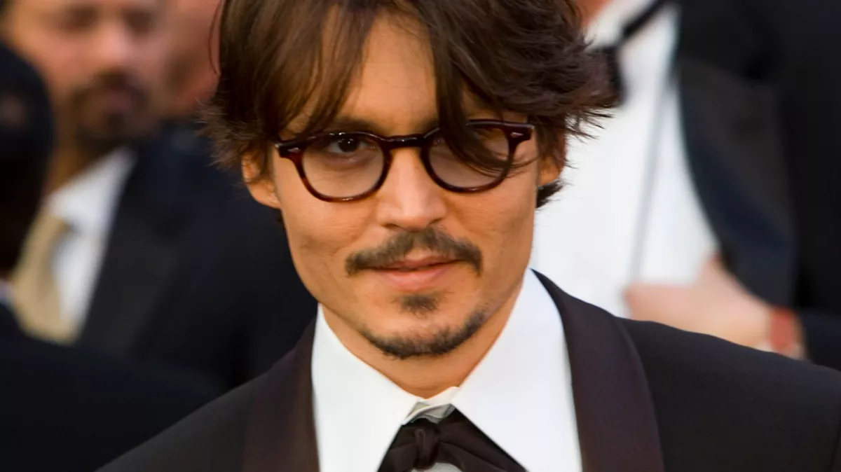 Falatnyi topban ment Johnny Depp lánya a Chanel-showra - az anyja leharcoltan! - Fotók