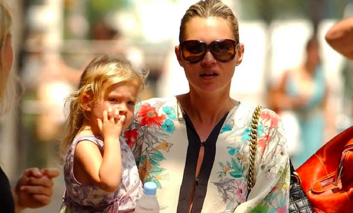 FOTÓK: 18 éves lett, kifutóra lépett Kate Moss lánya - Anyja klónja!