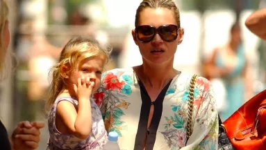 FOTÓK: 18 éves lett, kifutóra lépett Kate Moss lánya - Anyja klónja!