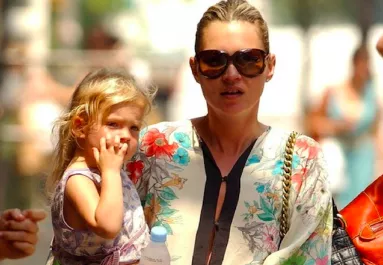 FOTÓK: 18 éves lett, kifutóra lépett Kate Moss lánya - Anyja klónja!