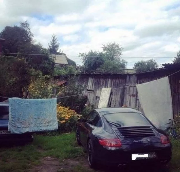 Az, hogy egy-egy méregdrága autó feltűnik egy-egy vidéki portán, nem szokatlan jelenség. oroszországban bármi megtörténhet, ugyanúgy egyik napról a másikra el is tűnhet majd.