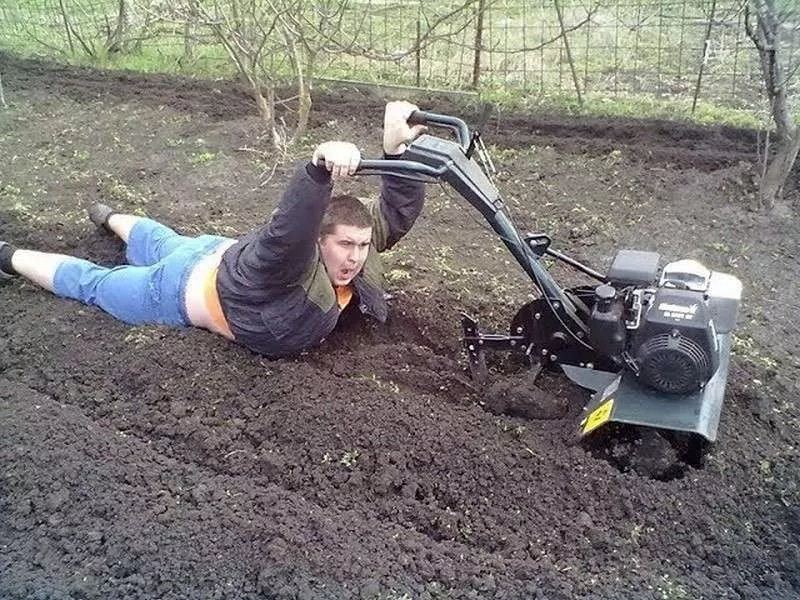 A pörgős élet vidéken azért mást jelent, mint a nagyvárosokban. Itt már az is száguldás, ha a rotációs kapa beindul.