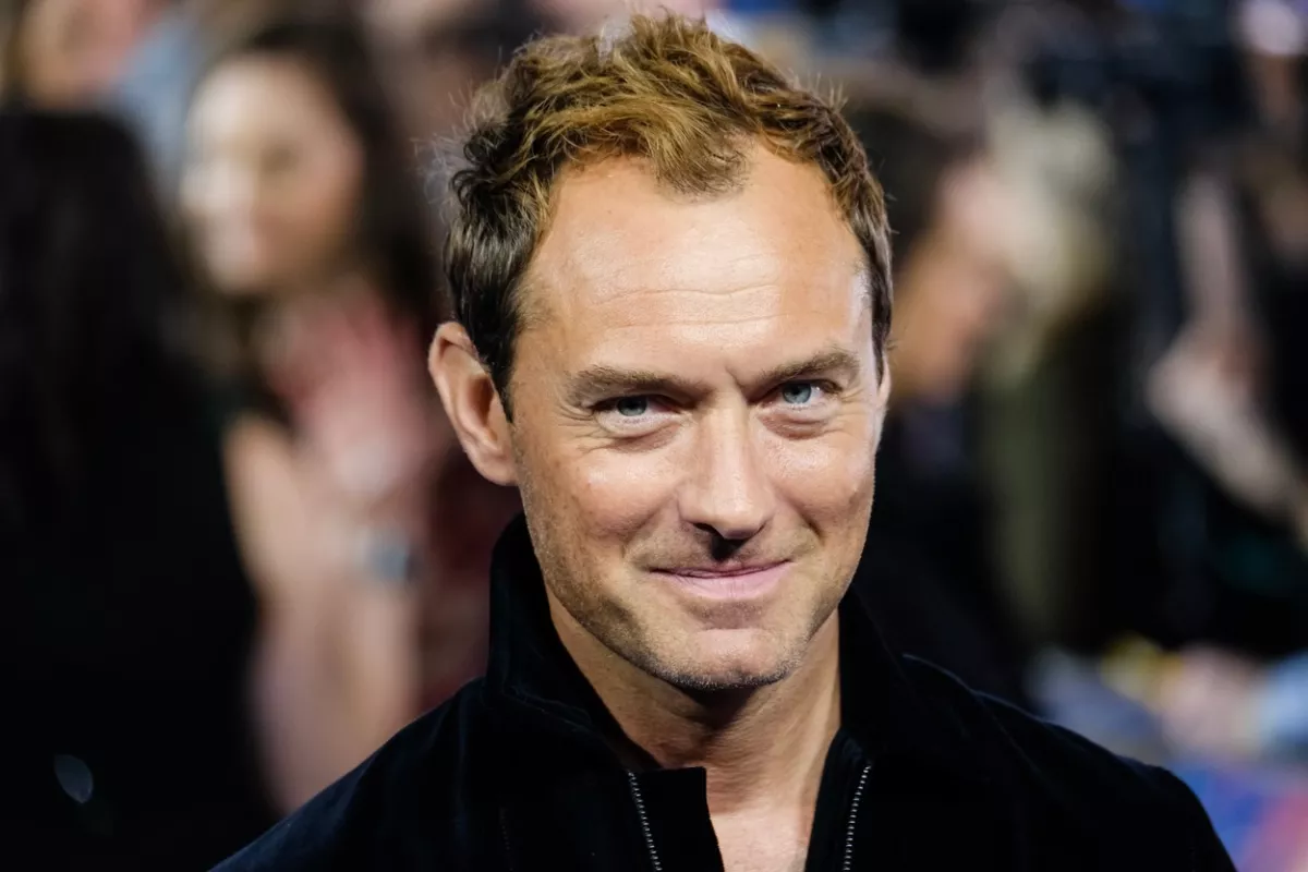 LESIFOTÓK: ősz szakállas, kopaszodó bácsi lett Jude Law-ból! - Fotók