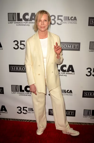 És íme a 66 éves Kim Basinger. Ez a legutolsó róla készült nyílvános kép, tavaly októberben készült. Akkor a tornacipőjével keltett nagy figyelmet egy hollywood-i gálán. MICKEY ROURKE-RÓL NINCS JÓ HÍRÜNK!