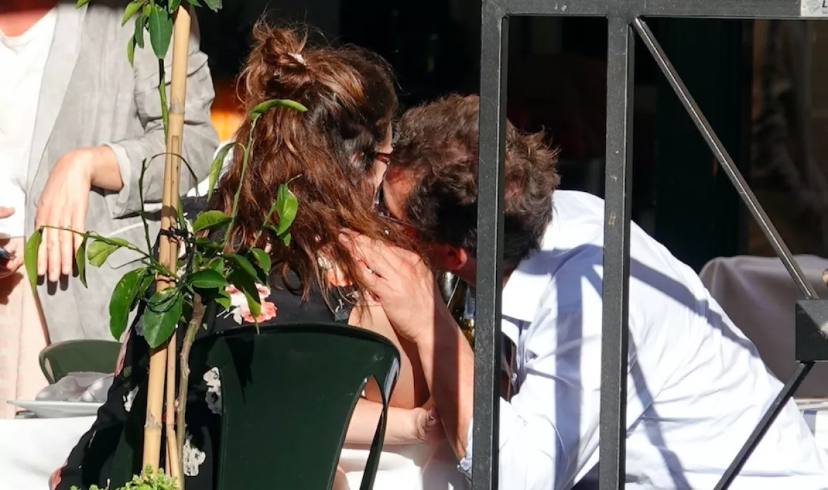 LELEPLEZŐ KÉPEK: Házas hollywood-i sztárt csókol a népszerű színésznő!