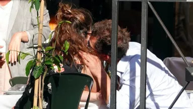 LELEPLEZŐ KÉPEK: Házas hollywood-i sztárt csókol a népszerű színésznő!