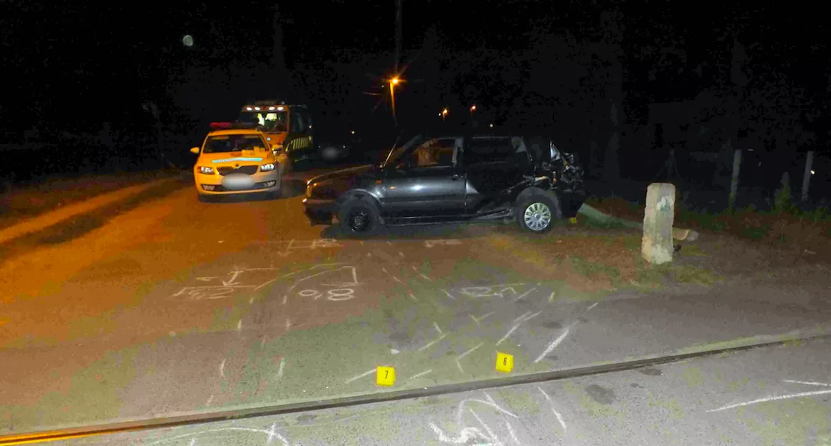 KÉPEK: Jogsi nélkül vett egy kocsit, majd vonattal ütközött a 23 éves konyári srác!