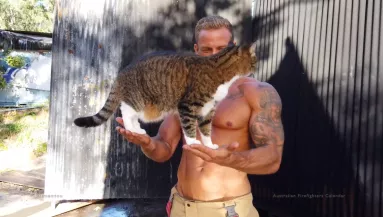 Világszerte olvadnak a nők az ausztrál tűzoltók macskás videójától!