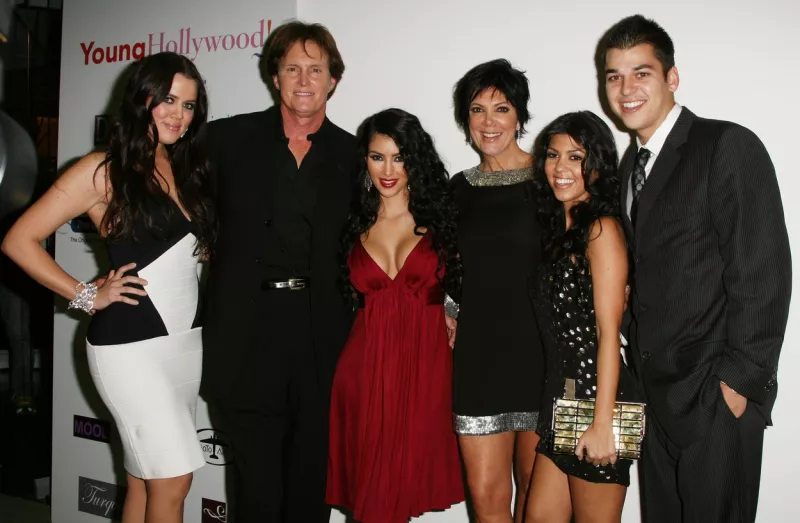 2007 októberében kürtölte világgá a sajtó, Kim Kardashianék családi realityt indítanak. Íme a család akkor, Chloe, Kim, Kourtney és a büszke szülők, az akkor még férfiként élő Robert, aki ma Caitlyn és felesége, Kris Jenner. Felismered ma őket? Talán csak az édesanyát.
