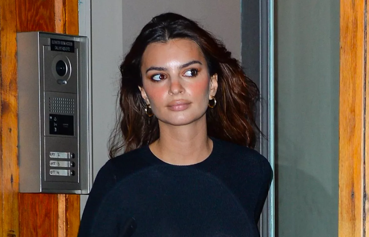 Ezért nem árulja el 18 éves koráig születendő gyermeke nemét Ratajkowski! - Videó 