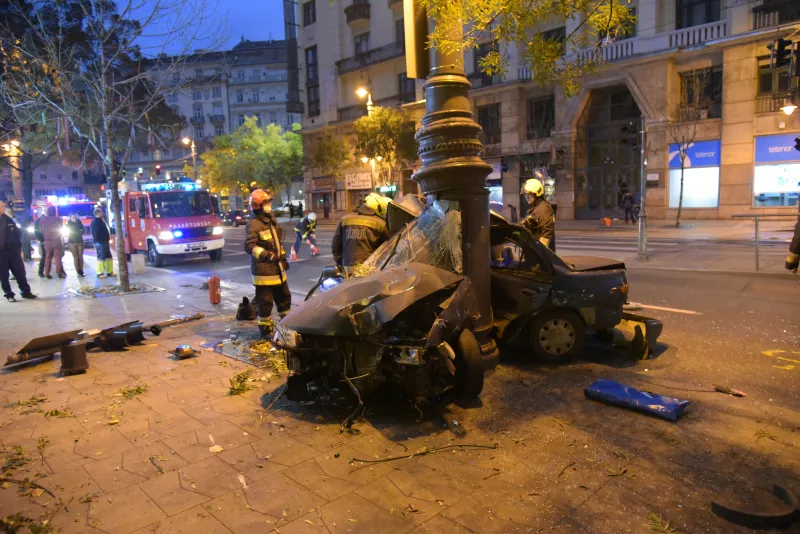 A balesetben az autót vezető 17 éves fiú olyan súlyosan megsérült, hogy a helyszínen meghalt. 