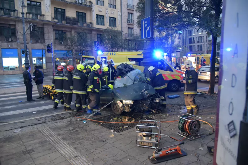 Őt a tűzoltóság közleménye szerint a járókelők emelték ki a roncsból.