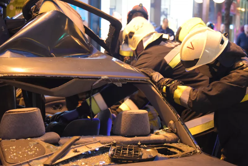 Eddig tisztázatlan körülmények között 2020. november 1-én 5 óra 51 perc körül egy személygépkocsi a Károly körúton villanyoszlopnak ütközött - közölte korábban a rendőrség. Drámai képeket tettek közzé.