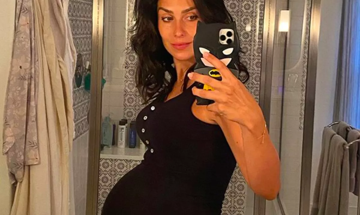 Két hónapja posztolta XXL-es pocakját Hilaria Baldwin, megmutatta most hogy fest!